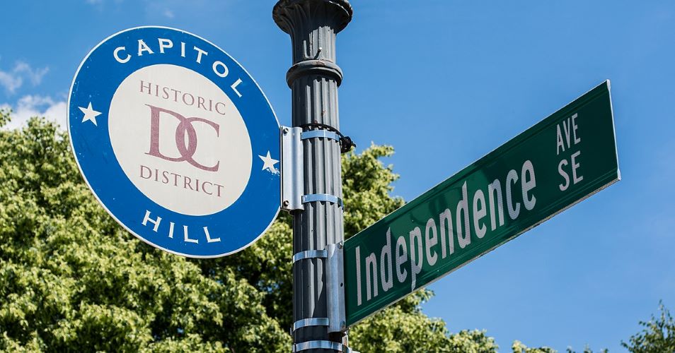 A metal pole with two street signs - one that says "Independence Ave SE" and one that says "Capitol Hill Historic District DC"
